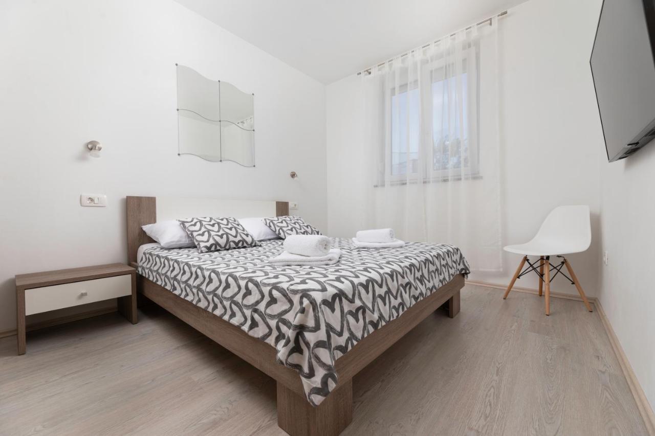 Apartments Jana Salatic Екстер'єр фото